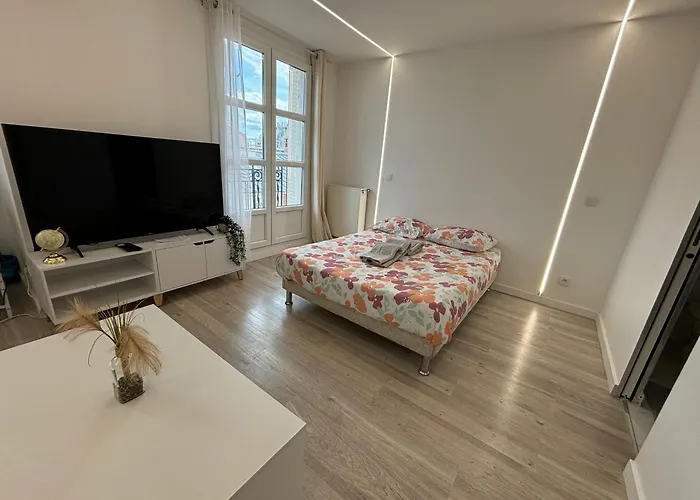 Republique Rue Des Bluets